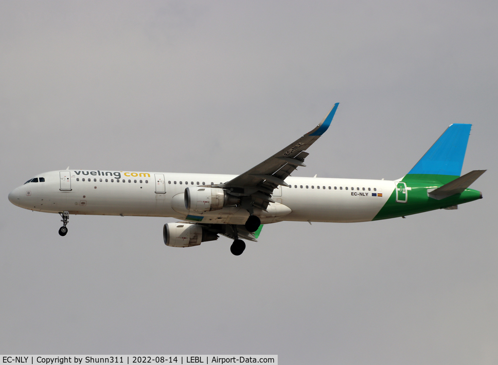 EC-NLY, 2015 Airbus A321-211 C/N 6719, Landing rwy 24R in basic Level c/s