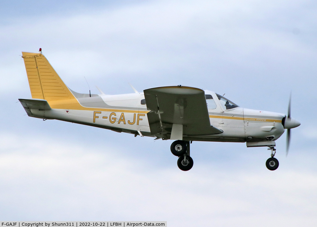 F-GAJF, Piper PA-28R-200 Cherokee Arrow C/N 28R-7635357, Landing rwy 09