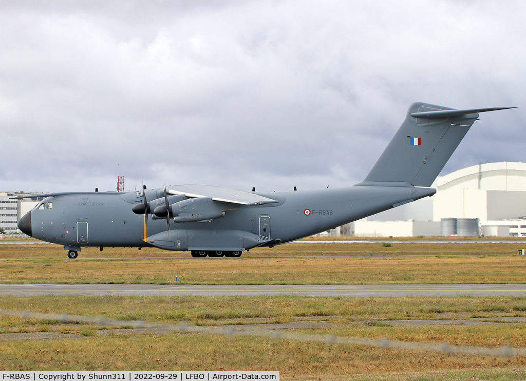F-RBAS, 2022 Airbus A400M C/N 122, Taxiing to the Military area...
