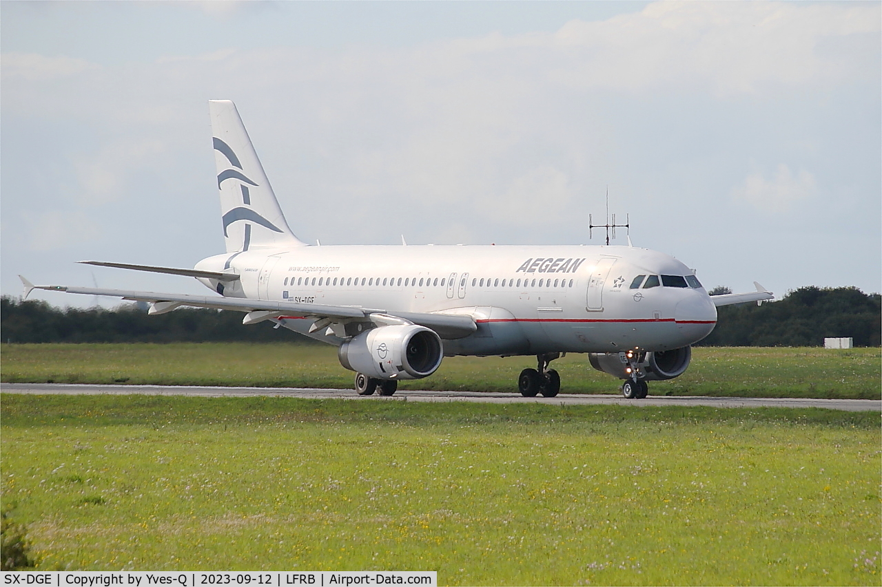 SX-DGE, 2009 Airbus A320-232 C/N 3990, Airbus A320-232, Taxiing rwy 25L, Brest-Bretagne airport (LFRB-BES)