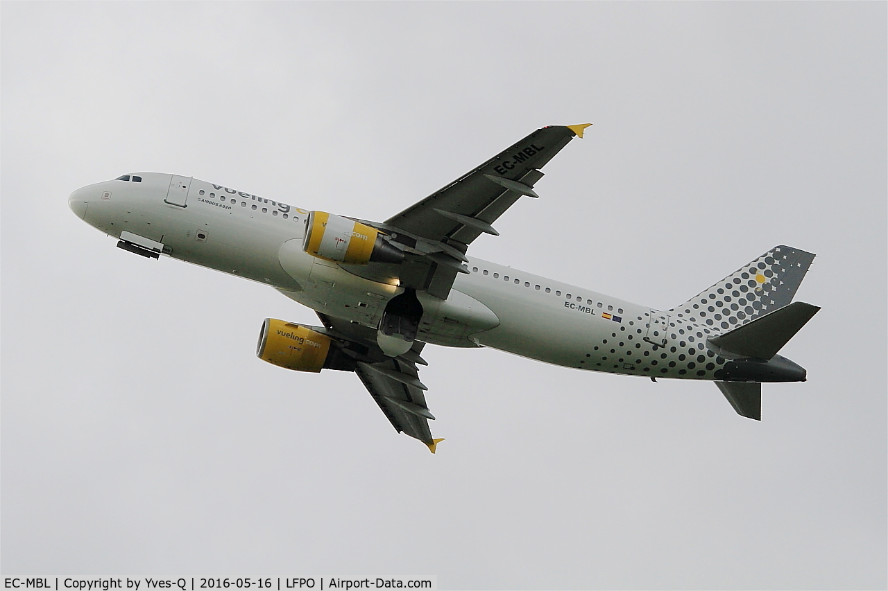 EC-MBL, 2009 Airbus A320-214 C/N 3833, Airbus A320-214,  Climbing from rwy 24, Paris-Orly airport (LFPO-ORY)