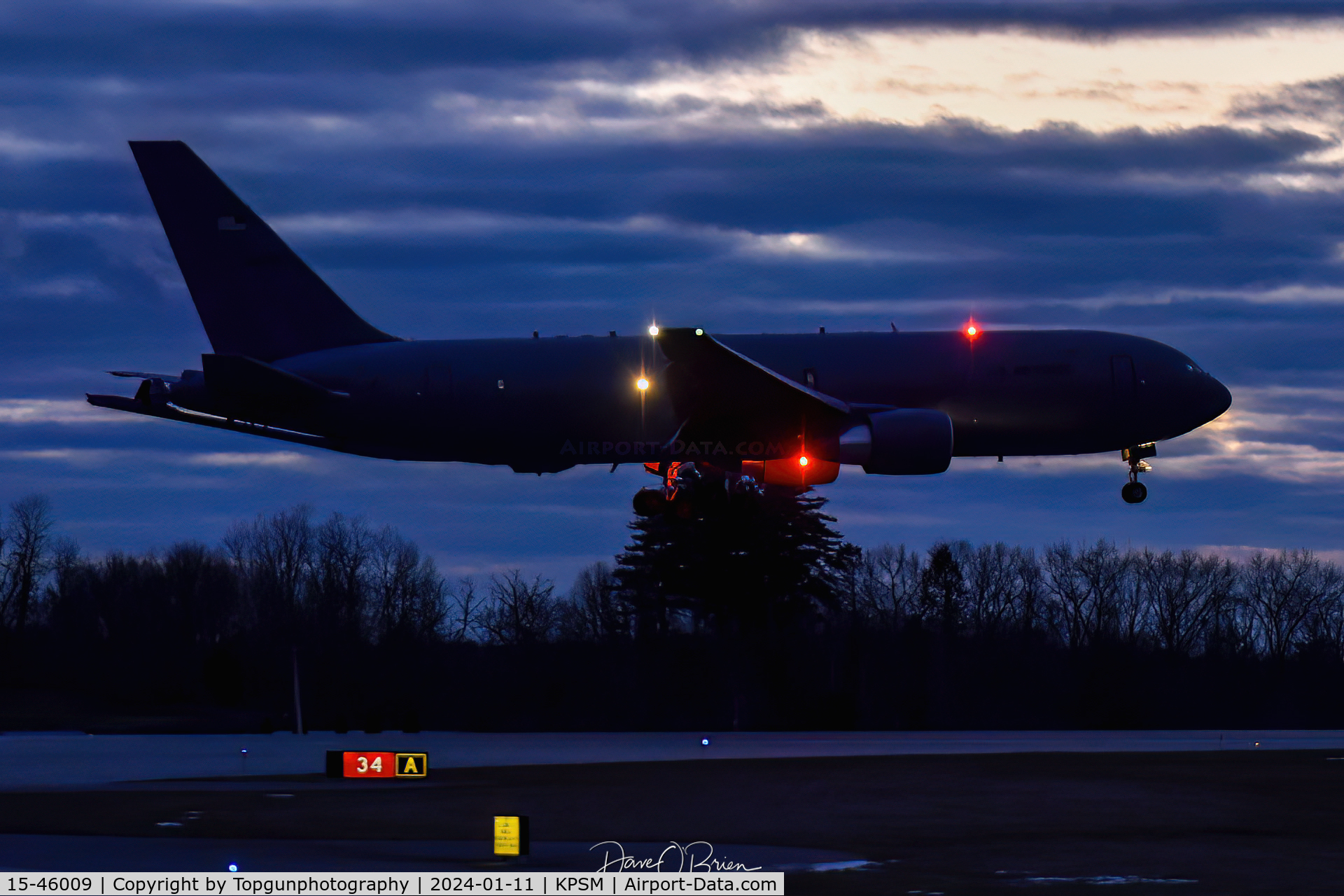 15-46009, 2017 Boeing KC-46A Pegasus C/N 41858, REACH096 dropping in after sunset
