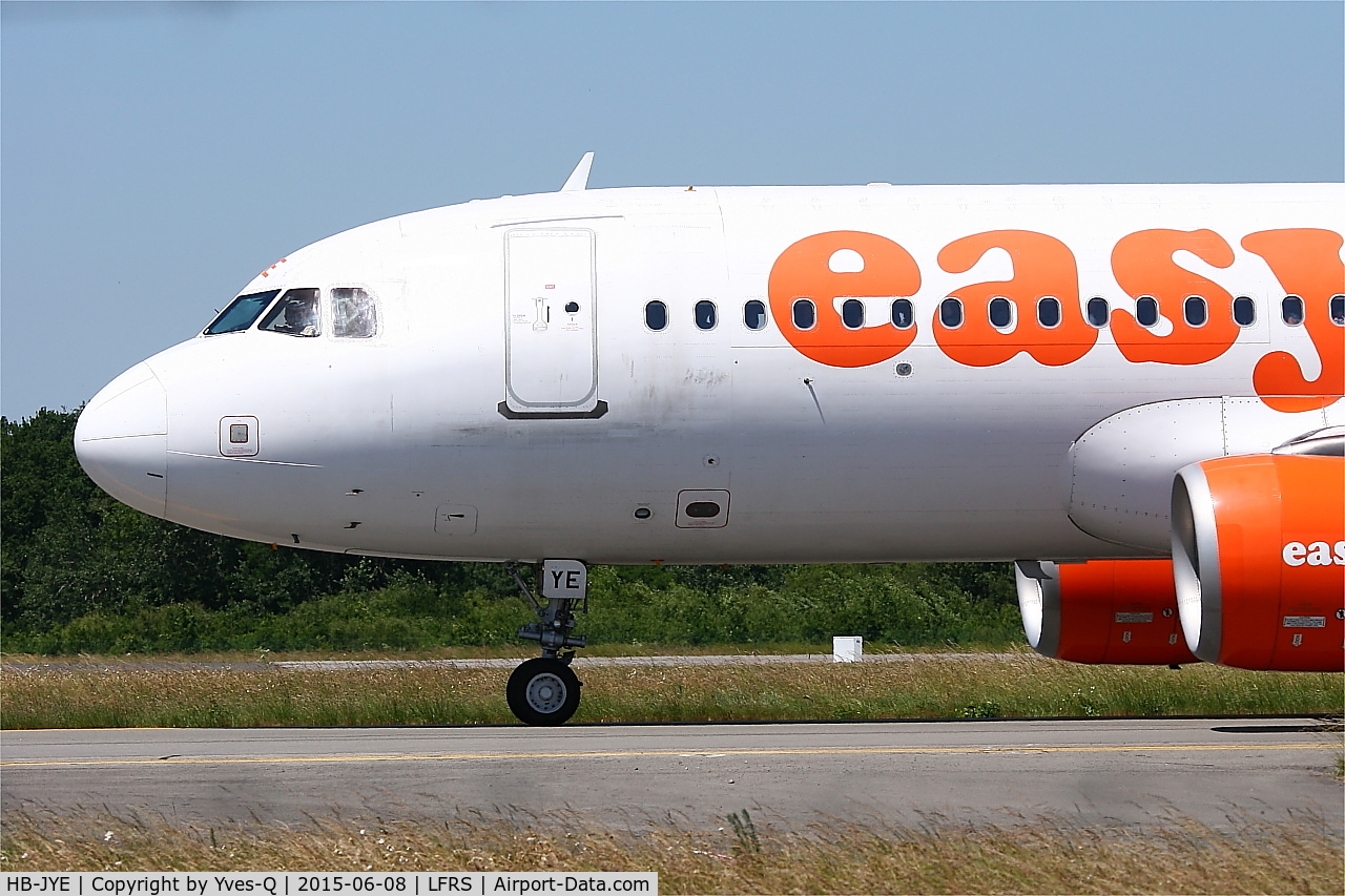 HB-JYE, 2009 Airbus A320-214 C/N 4006, Airbus A320-214, Taxiing to holding point rwy 03, Nantes-Atlantique airport (LFRS-NTE)