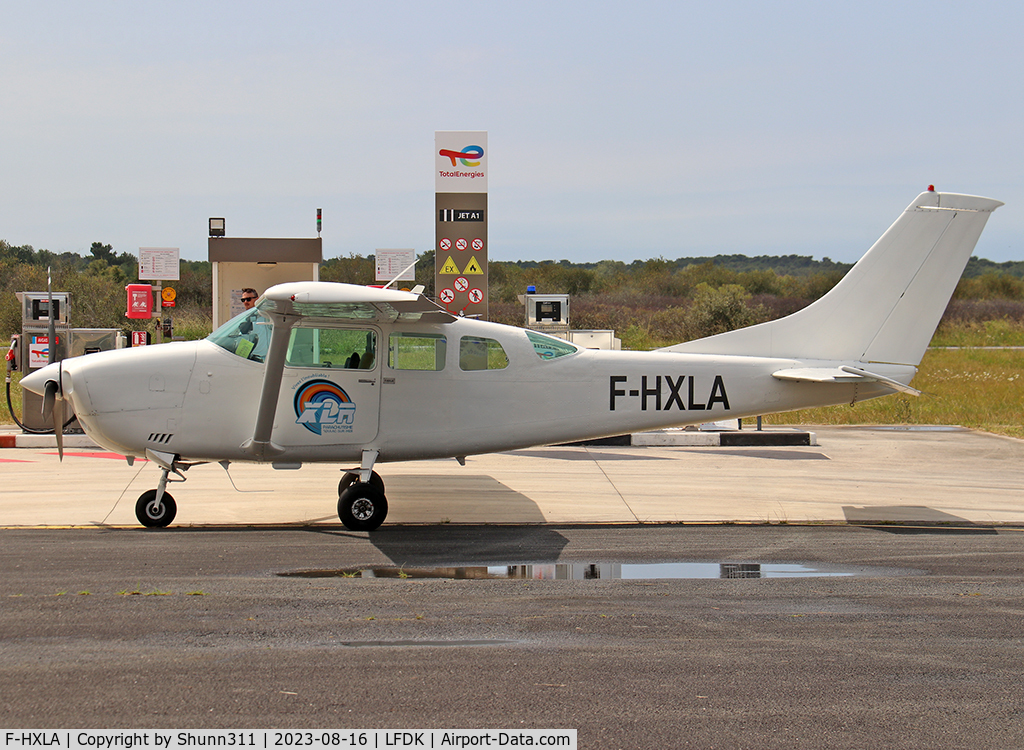 F-HXLA, Cessna TU206G Turbo Stationair C/N U20604722, Refuelling for some paraclub activities...