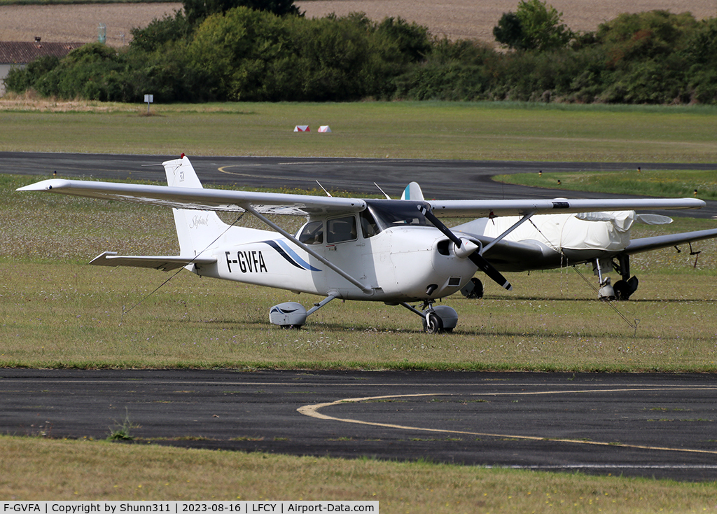 F-GVFA, Cessna 172R C/N 17280868, Parked in the grass...