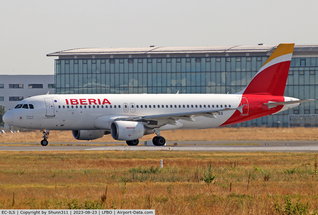 EC-ILS, 2002 Airbus A320-214 C/N 1809, Lining rwy 32R for departure...