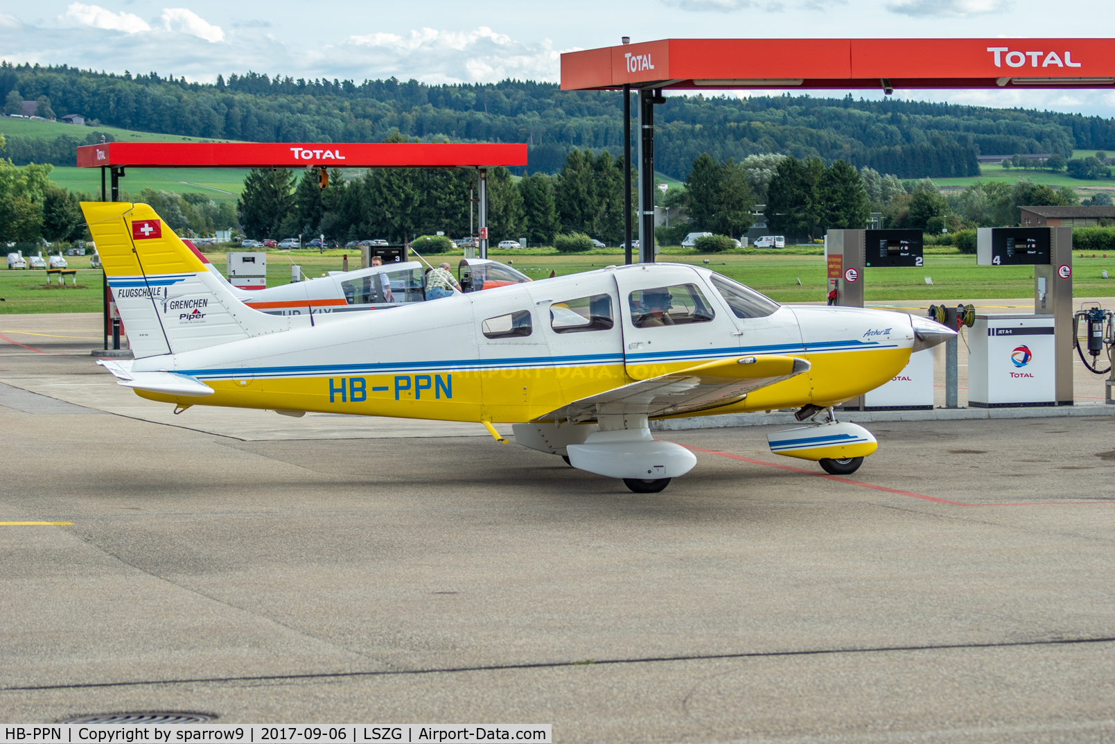 HB-PPN, 1998 Piper PA-28-181 Archer III C/N 2843140, Refuelling at Grenchen. HB-registered since 1998-05-20.