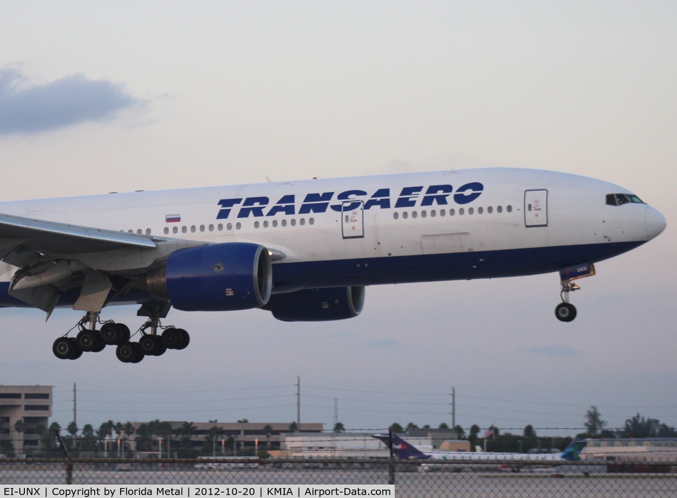 EI-UNX, 1999 Boeing 777-222/ER C/N 30213, MIA zx