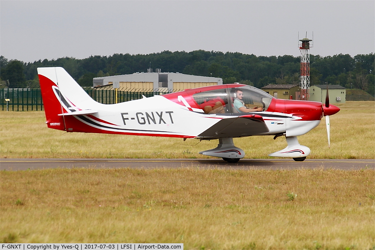 F-GNXT, 2005 Apex (Robin) DR-140-140B C/N 2590, Apex DR-140-140B, Taxiing to holding point rwy 29, St Dizier-Robinson Air Base 113 (LFSI)