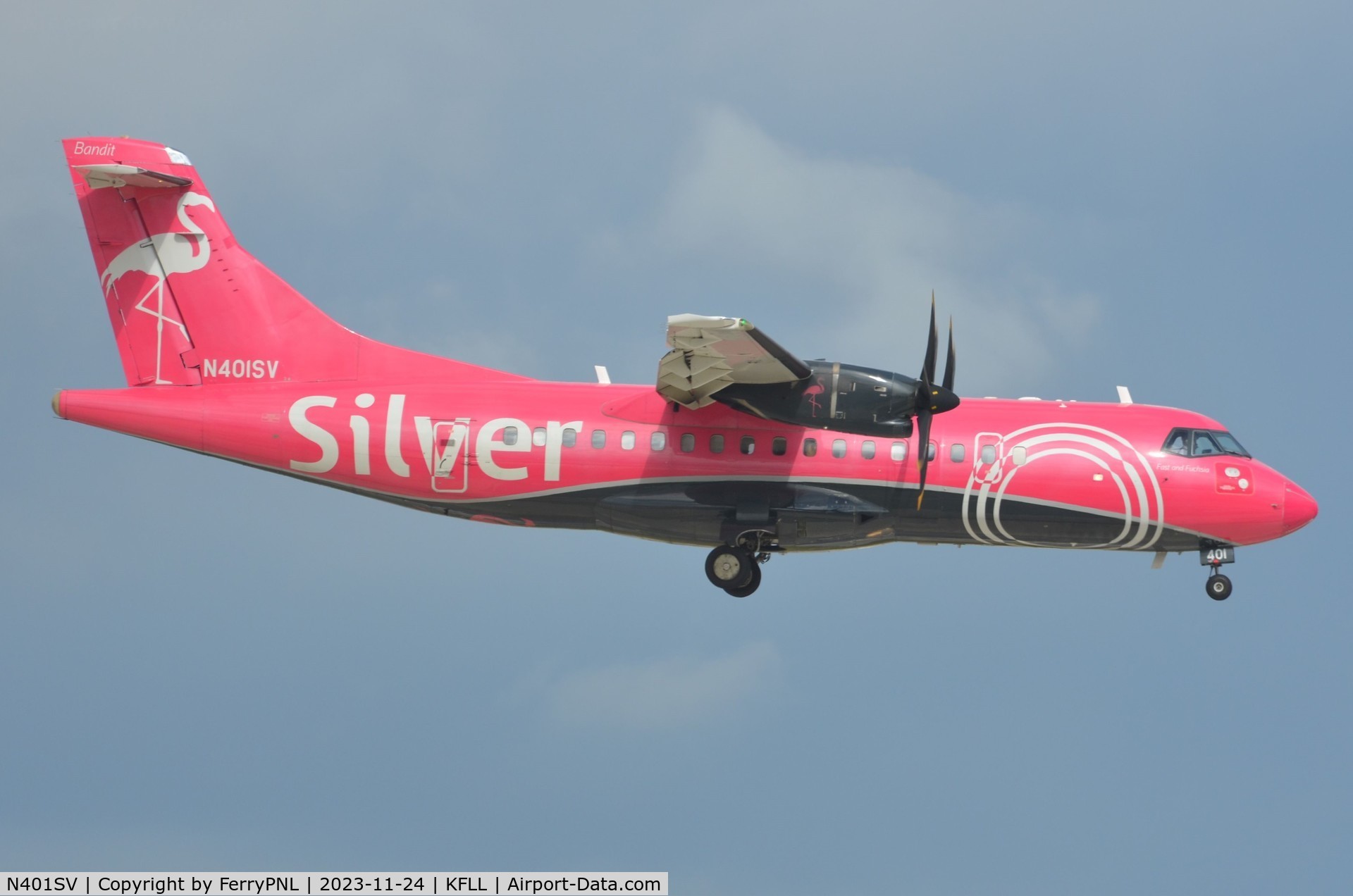 N401SV, 2017 ATR 42-600 C/N 1216, Silver ATR42 landing