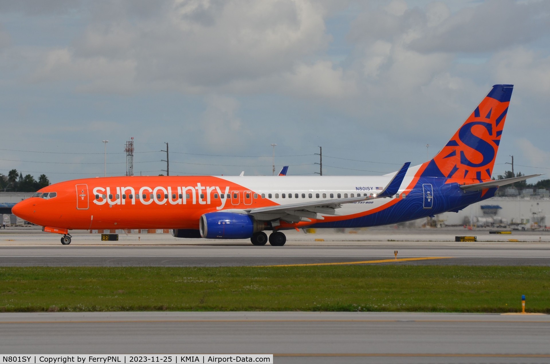 N801SY, 2001 Boeing 737-8Q8 C/N 30332, Sun Country B738 for departure