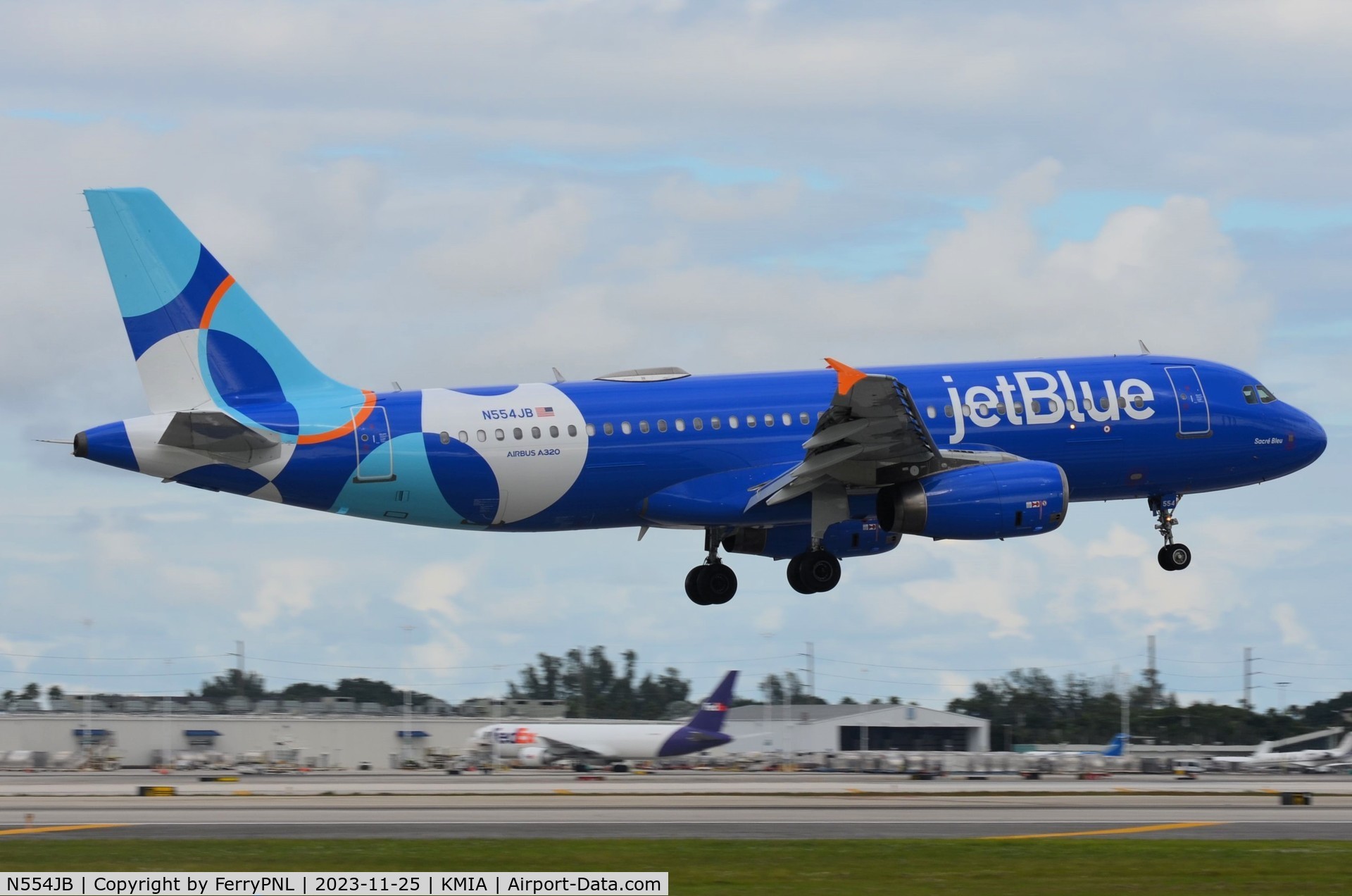 N554JB, 2002 Airbus A320-232 C/N 1898, JetBlue A320 in revised livery landing