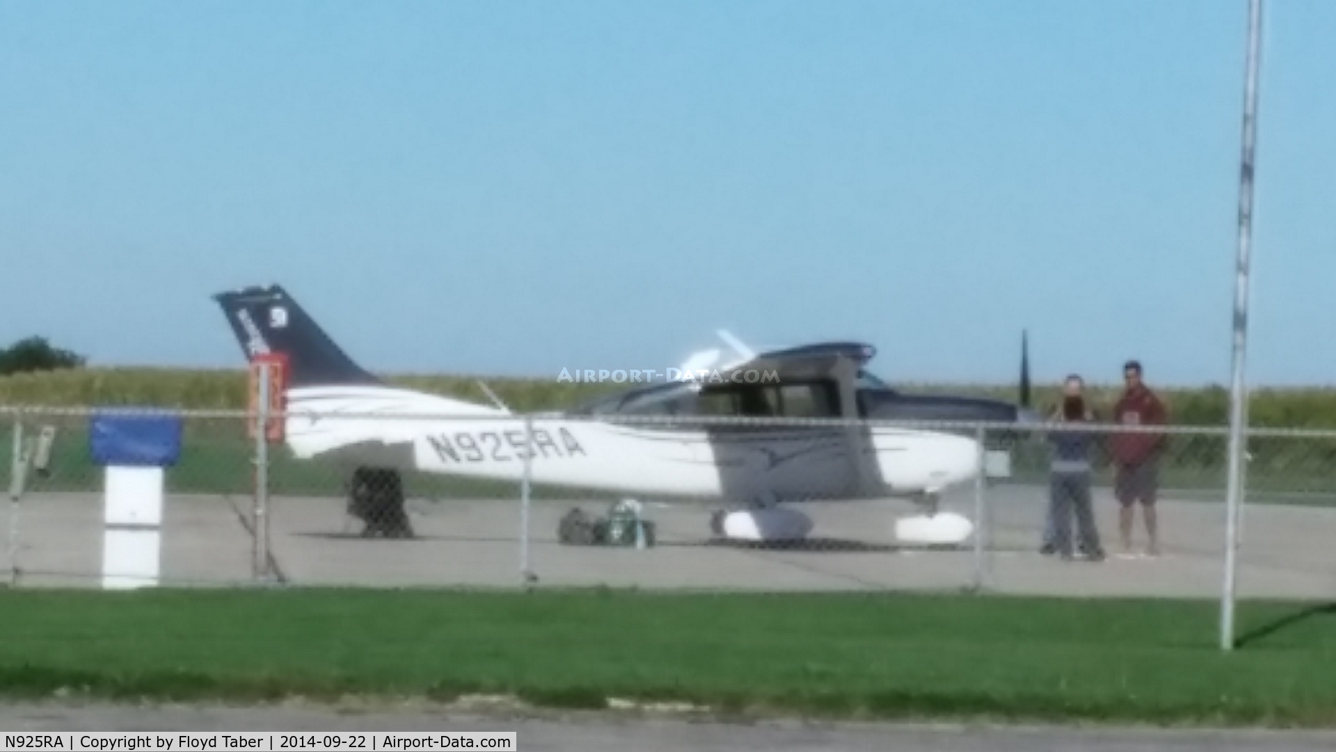 N925RA, 2012 Cessna T206H Turbo Stationair C/N T20609041, BUYING FUEL