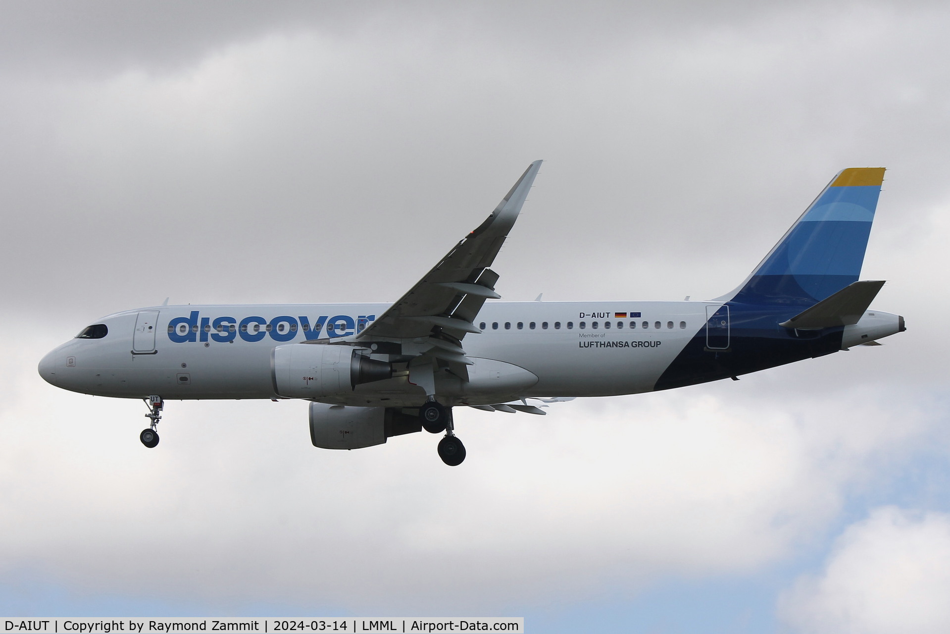 D-AIUT, 2016 Airbus A320-214 C/N 7115, A320 D-AIUT Discover Airlines