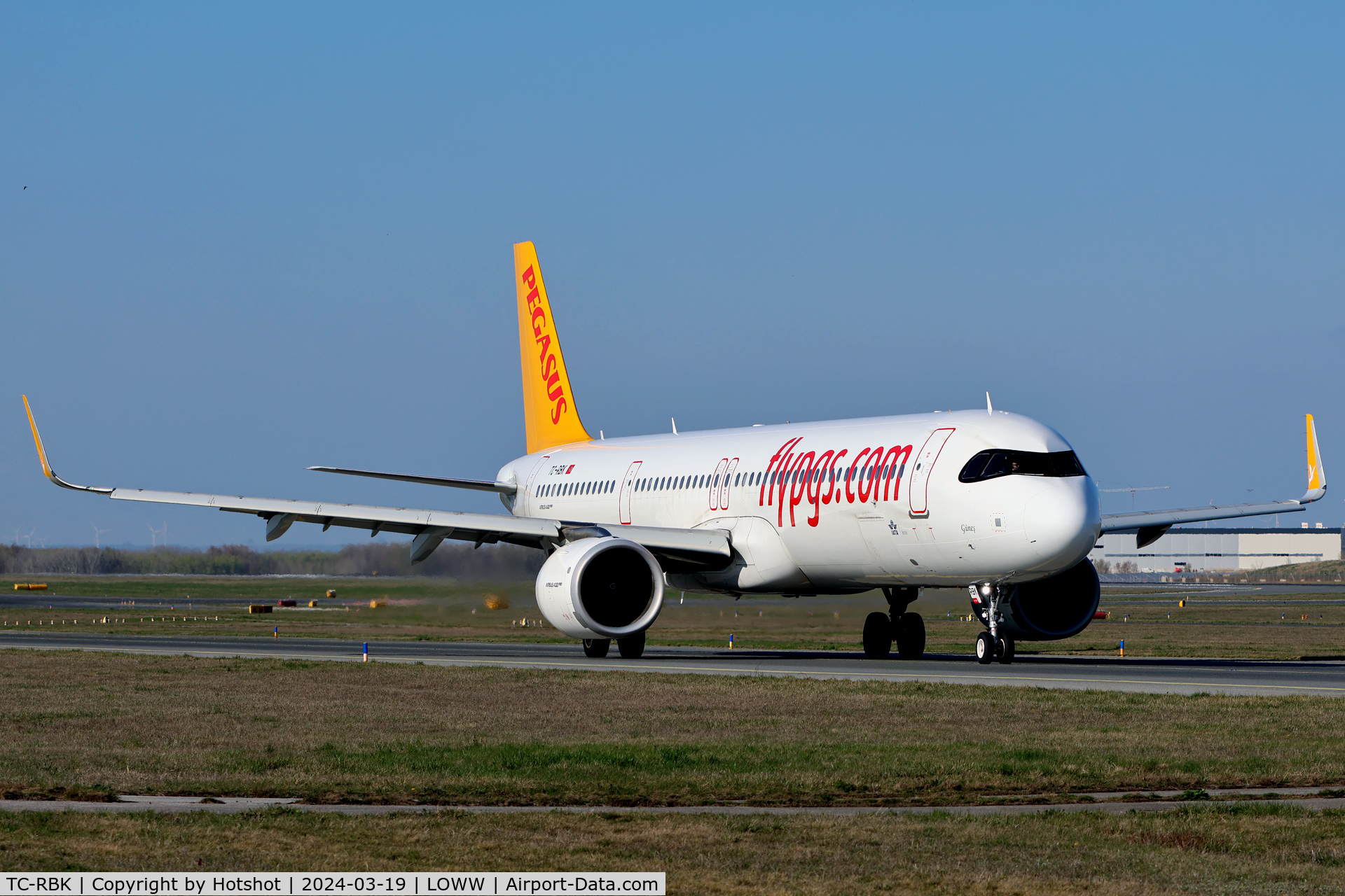 TC-RBK, 2022 Airbus A321-251NX C/N 10679, Taxiing to runway 34 via E