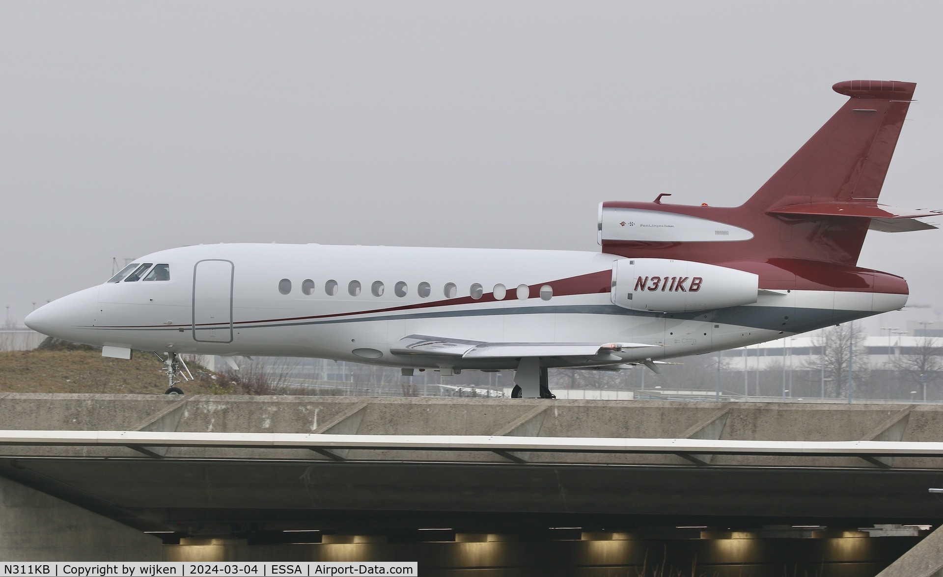 N311KB, 2004 Dassault 900EX C/N 135, TWY U