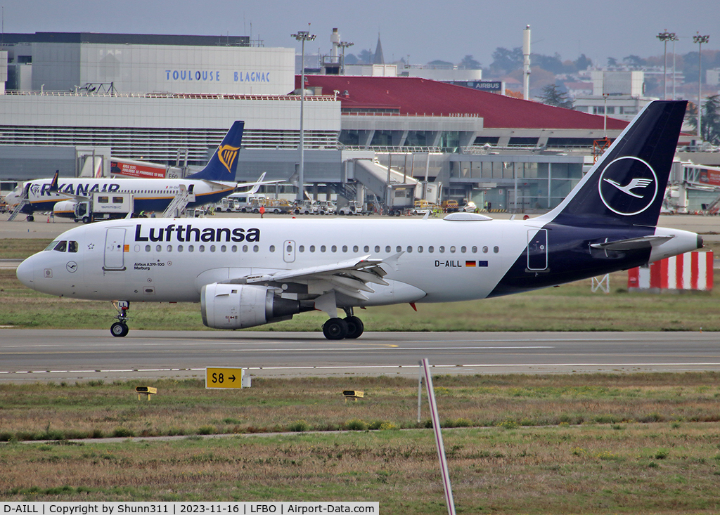 D-AILL, 1997 Airbus A319-114 C/N 689, Taxiing to the Terminal after landing... new c/s