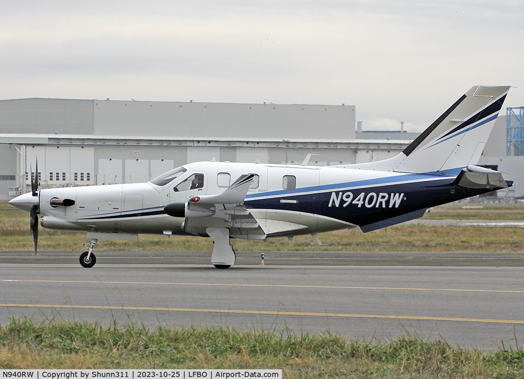 N940RW, 2019 Daher TBM-940 C/N 1303, Taxiing to the General Aviation...