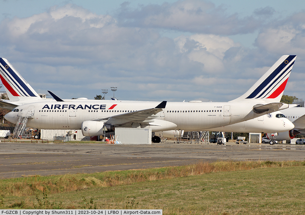 F-GZCB, 2001 Airbus A330-203 C/N 443, Parked at Air France facility for maintenance... new c/s