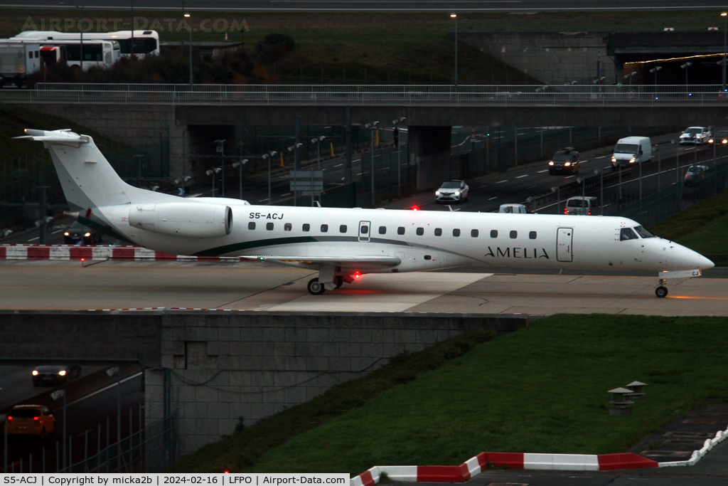 S5-ACJ, 1999 Embraer EMB-145LU (ERJ-145LU) C/N 145135, Taxiing
