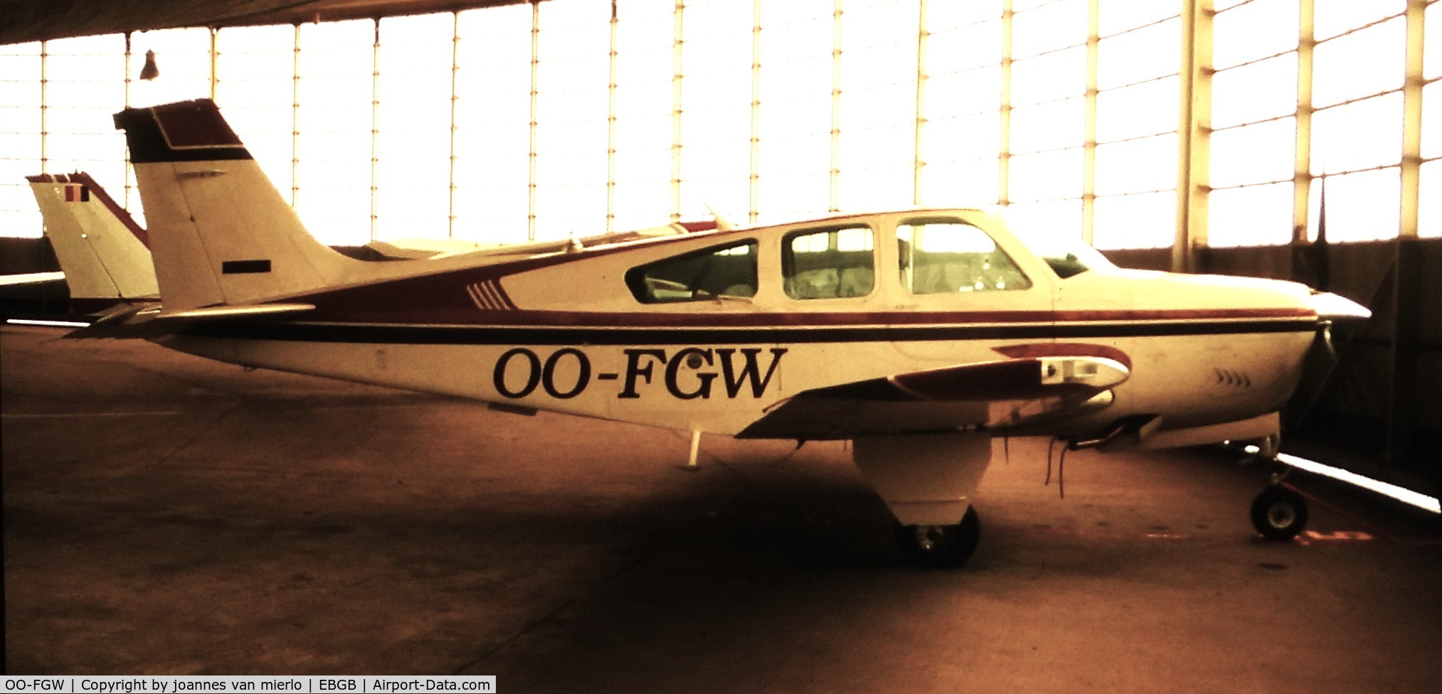 OO-FGW, Beech F33A Bonanza C/N CE982, ex-slide