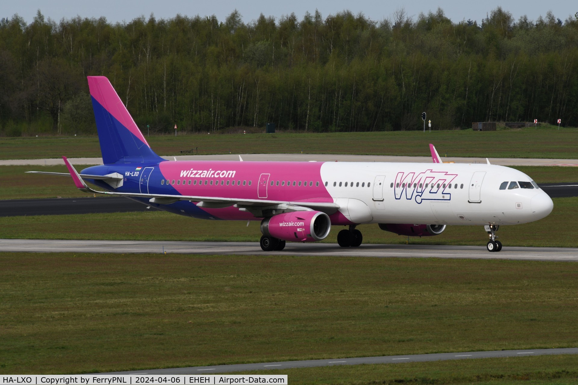 HA-LXO, 2017 Airbus A321-231 C/N 7562, Wizz Air A321 taxying to its parking spot