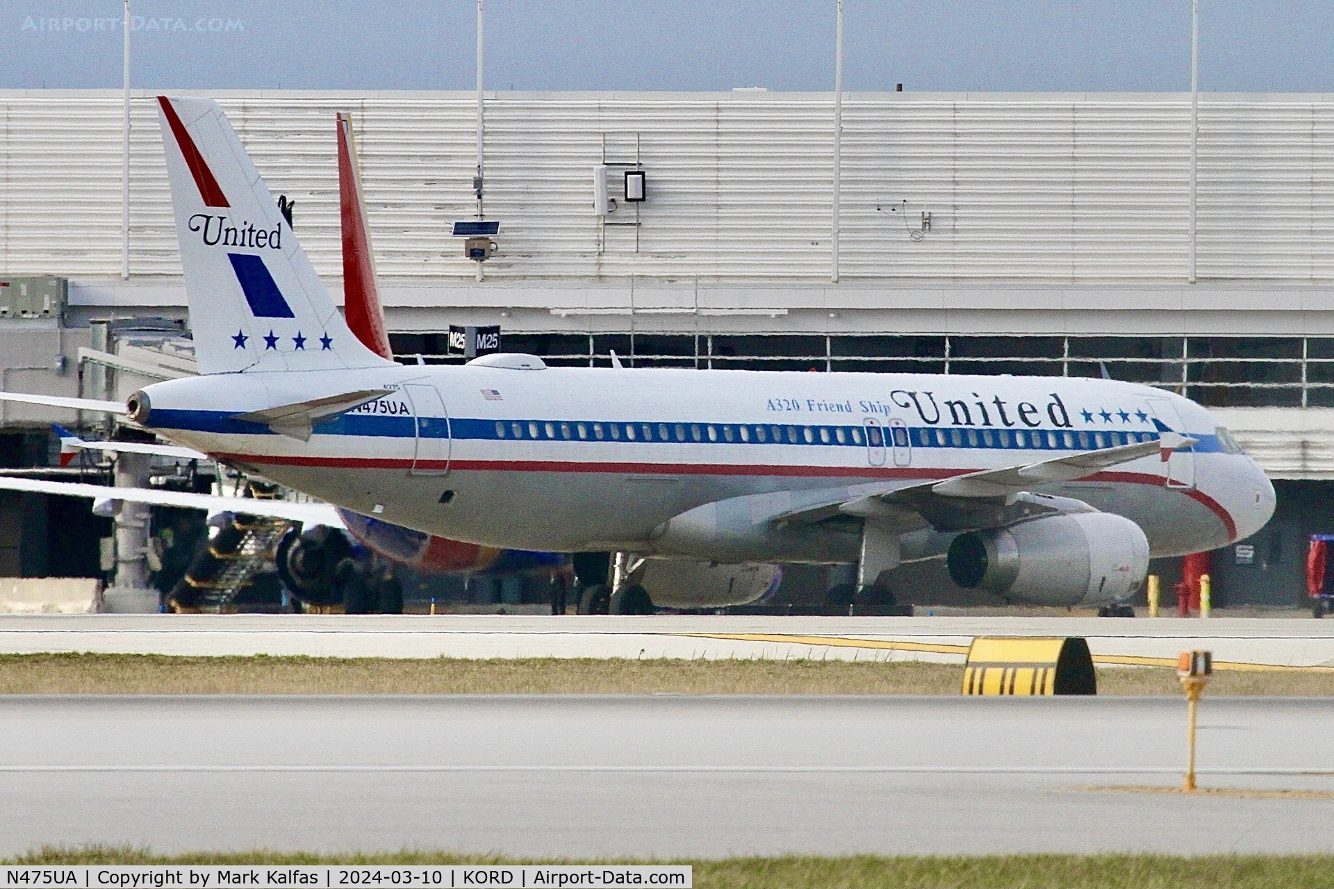N475UA, 2001 Airbus A320-232 C/N 1495, A320 United Airlines Airbus A320-232 N475UA UAL766 MMSD-KORD at Gate M26