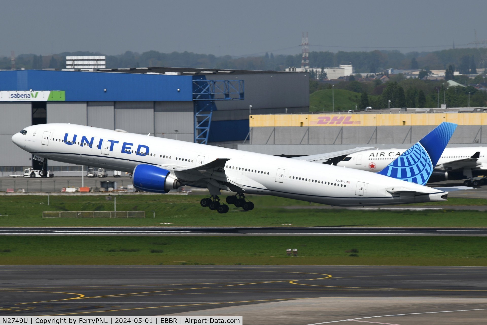 N2749U, 2019 Boeing 777-300/ER C/N 66589, United B773 departing for IAD