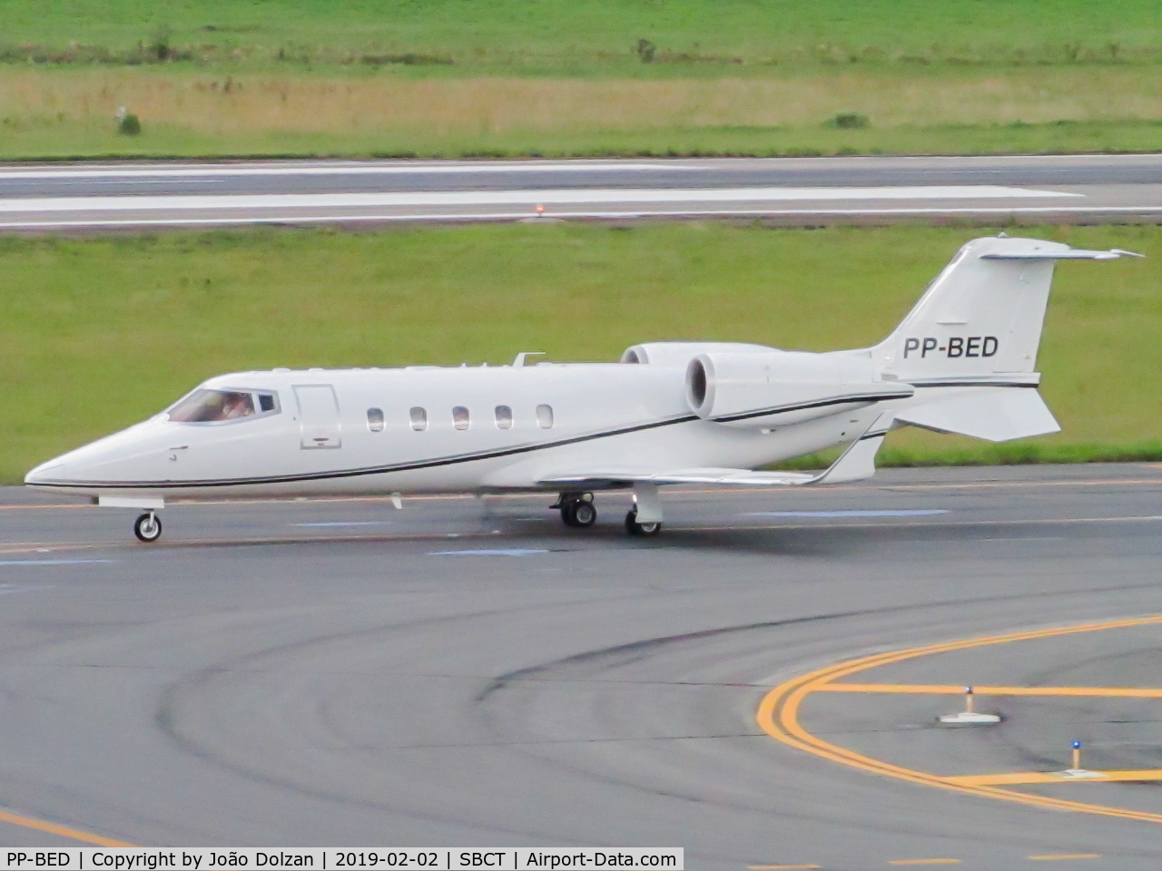PP-BED, 2006 Learjet 60 C/N 60-310, Taxiing at SBCT.