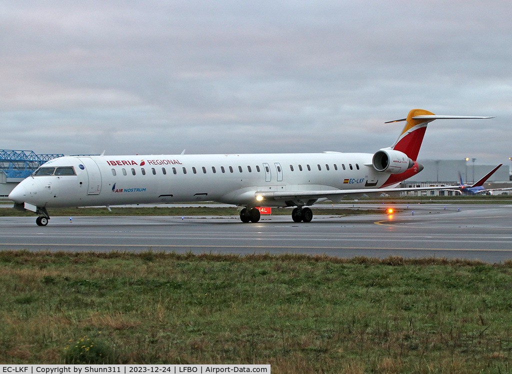 EC-LKF, 2010 Bombardier CRJ-1000ER NG (CL-600-2E25) C/N 19011, Taxiing to the Terminal in new Iberia c/s