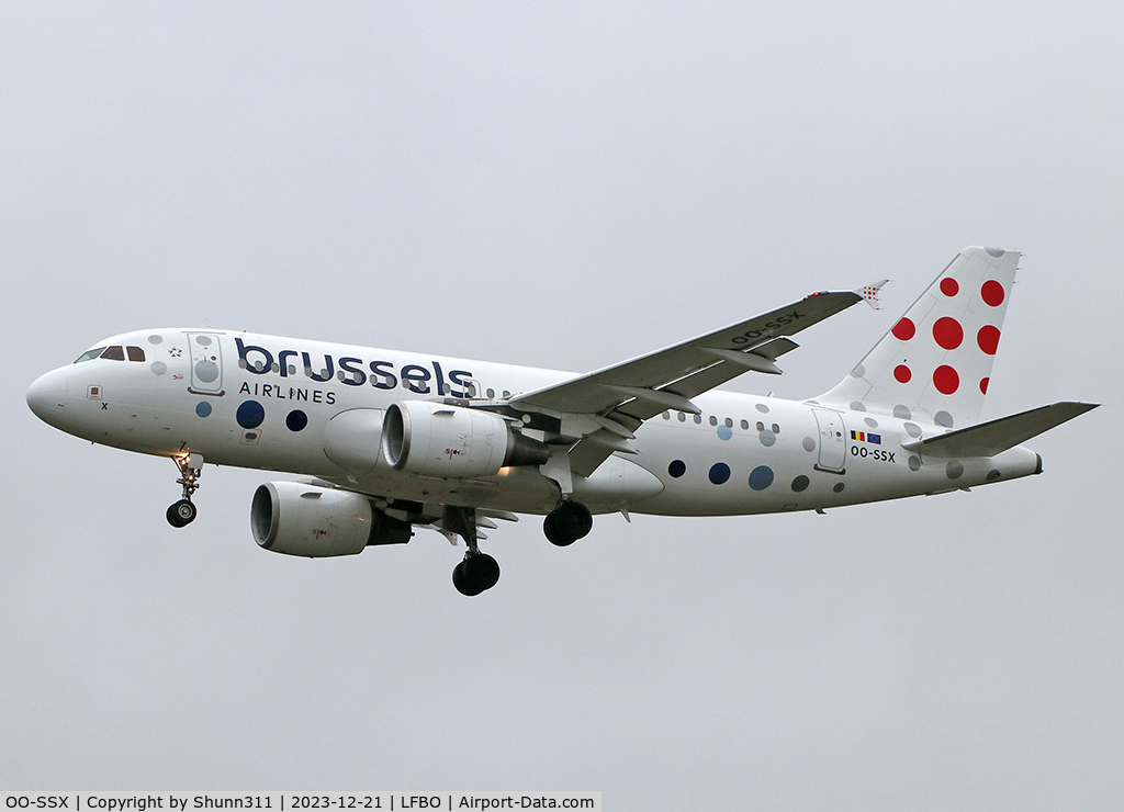 OO-SSX, 2004 Airbus A319-111 C/N 2260, Landing rwy 32L in new c/s