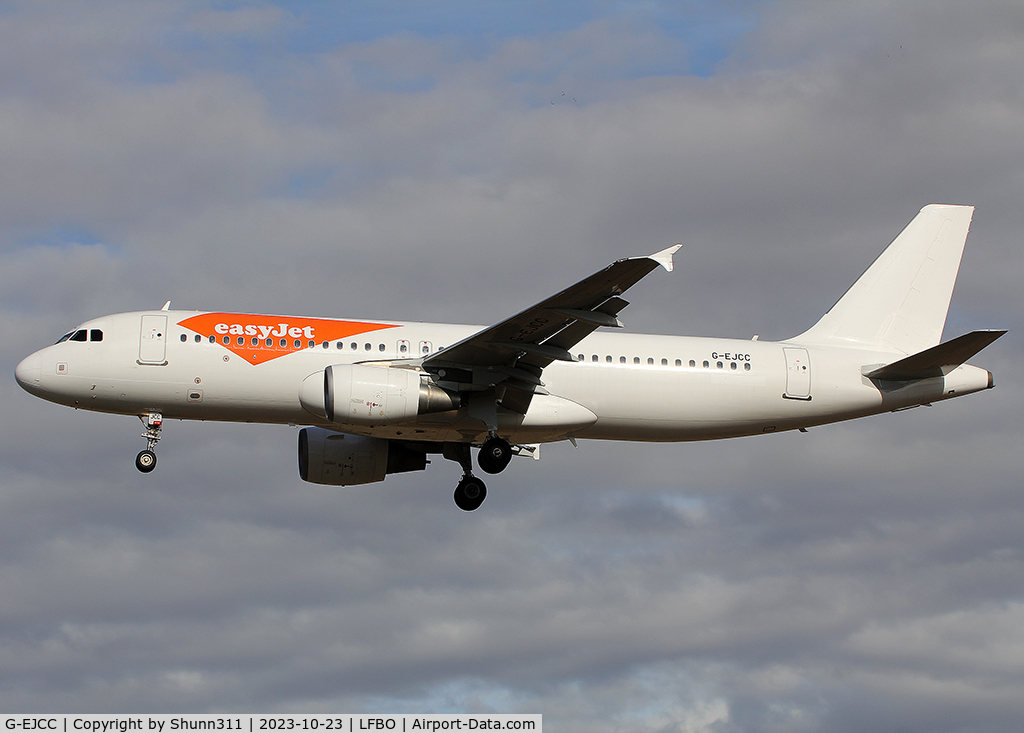 G-EJCC, 2014 Airbus A320-214 C/N 6004, Landing rwy 32L
