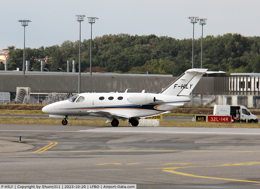 F-HILY, 2007 Cessna Aircraft Company 510 Citation Mustang C/N 510-0034, Lining up rwy 14L for departure...