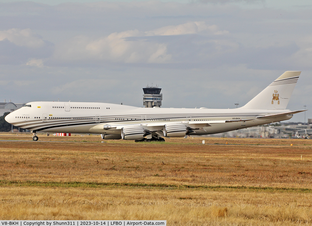 V8-BKH, 2012 Boeing 747-8LQ BBJ C/N 41060, Lining up rwy 32L for departure...