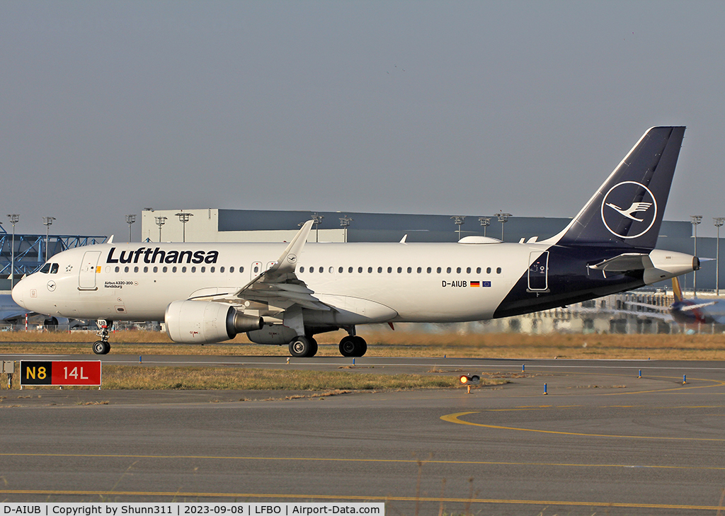 D-AIUB, 2014 Airbus A320-214 C/N 5972, Ready for take off from rwy 14L in new c/s