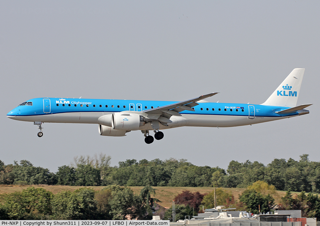 PH-NXP, 2023 Embraer E195-E2 (ERJ 190-400 STD) C/N 19020093, Landing rwy 14R