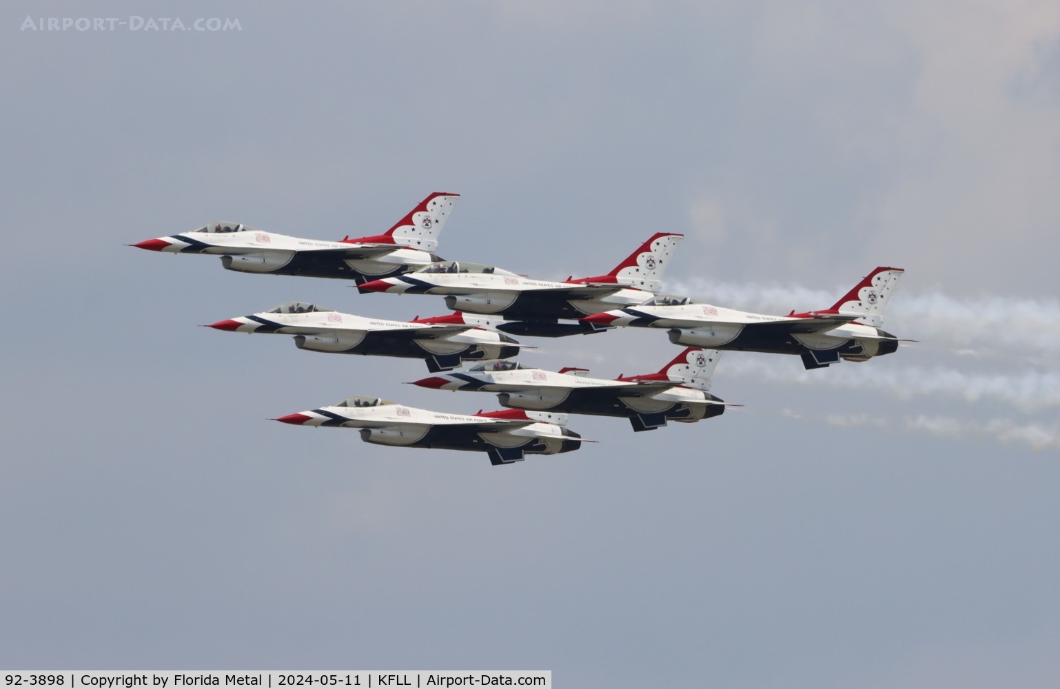92-3898, General Dynamics F-16CJ Fighting Falcon C/N CC-140, FLL zx Thunderbirds flyover 