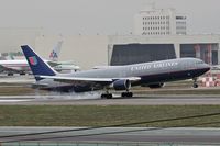 N670UA @ LAX - United Airlines N670UA touching down on RWY 7R. - by Dean Heald