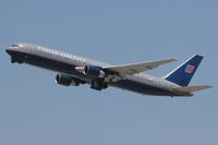 N668UA @ LAX - United Airlines N668UA (FLT UAL83) departing RWY 25R enroute to Honolulu Int'l (PHNL). - by Dean Heald