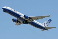 N644UA @ LAX - United Airlines N644UA climbing out from RWY 25R. - by Dean Heald