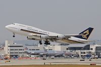 9V-SPB @ LAX - Singapore Airlines 9V-SPB (Boeing 747-412) - FLT SIA11 - departing LAX RWY 25R enroute to Narita International Airport (RJAA), Japan. - by Dean Heald