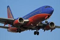 N455WN @ LAX - Southwest Airlines N455WN (FLT SWA1830) from El Paso Int'l (KELP) on short-final to RWY 24R. - by Dean Heald