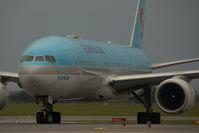 HL7733 @ VIE - Korean Air Boeing 777-200 - by Yakfreak - VAP