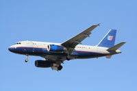 N811UA @ ATL - On final for Runway 26L - by Michael Martin