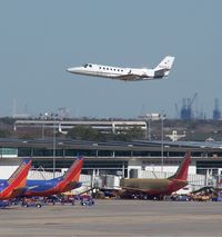 N367JC @ HOU - Takes off on 30R with the HOU terminal behind - by Michael Bludworth