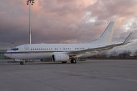 A6-AIN @ VIE - UAE Government Boeing 737-700 - by Yakfreak - VAP