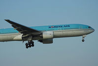 HL7575 @ LOWW - Korean 777 on very short final. - by Stefan Rockenbauer