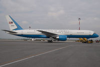 98-0002 @ VIE - USAF Boeing 757-200 - by Yakfreak - VAP