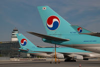 HL7462 @ VIE - Korean Air Boeing 747-400 - by Yakfreak - VAP