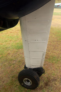 ZK-PIZ @ NZGB - non-retractable main landing gear - by Micha Lueck